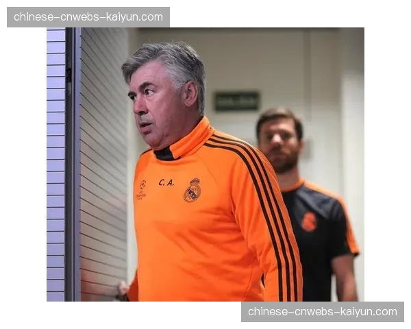 特写：比赛结束后，哈维与安切洛蒂在场边长时间交谈